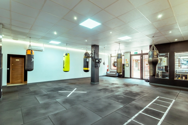 Zona de sacos y suelo de entrenamiento